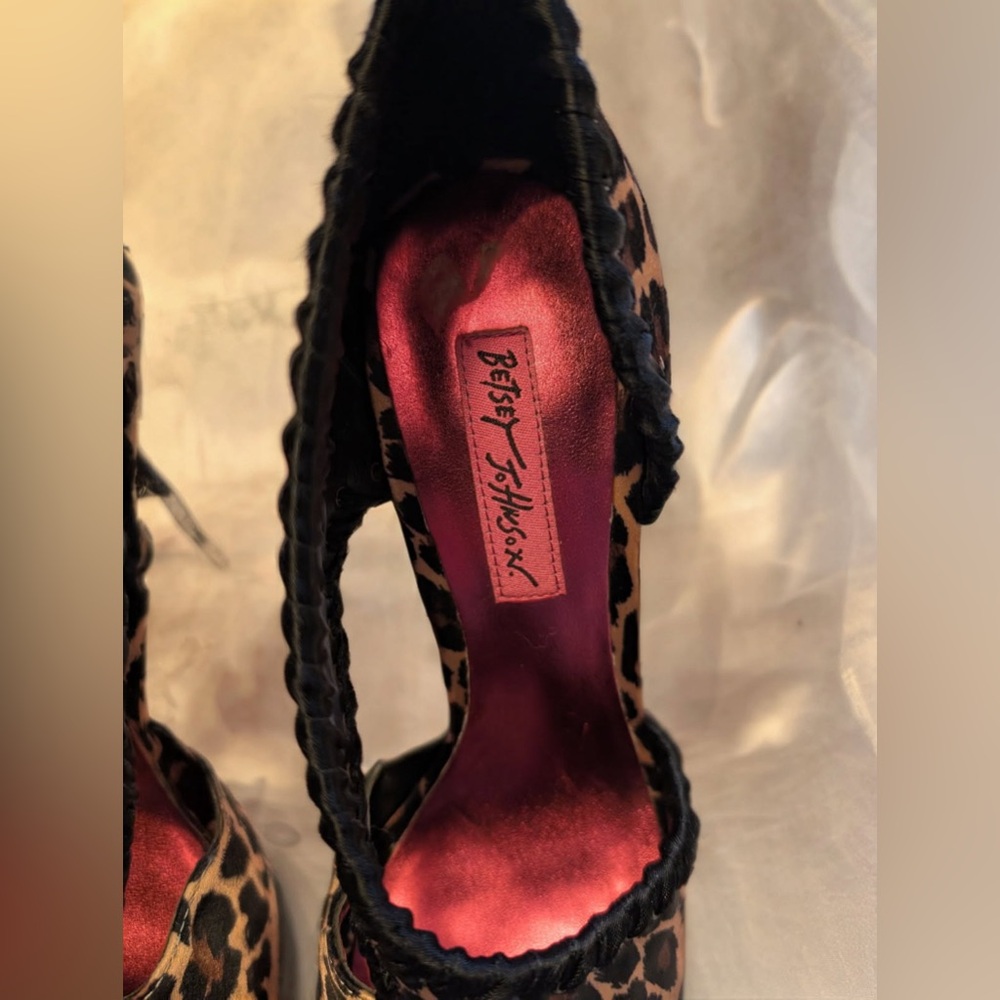 Betsey Johnson Women’s
Leopard Print Heels
Size 6.5 - Picture 5 of 5